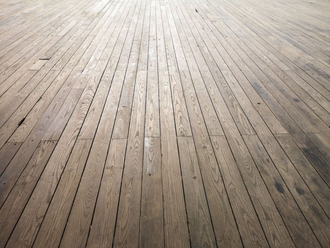 Alte Dielenböden aus Holz mit sichtbarer Maserung und Gebrauchsspuren